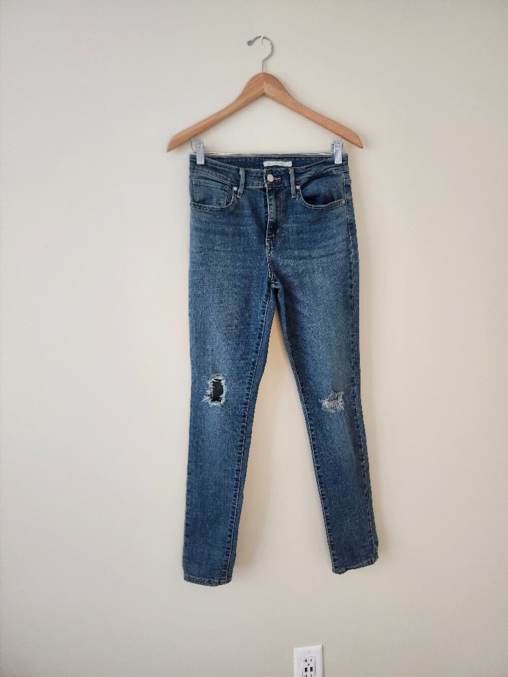 Women's Levis 721 High Rise Skinny Jean distressed / Size: 28